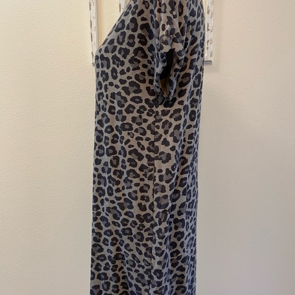 ANTISTAR~ Women’s Animal Print T- Shirt Dress V-Neck Loose fitting Rolled sleeve - Picture 3 of 7